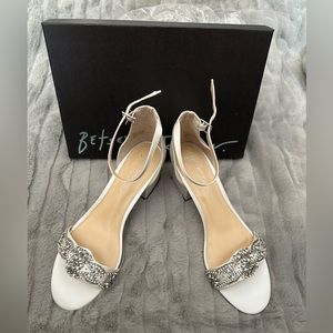 Betsy Johnson Bridal Shoes - Ivory Block Heel w/ embellished band 9.5W